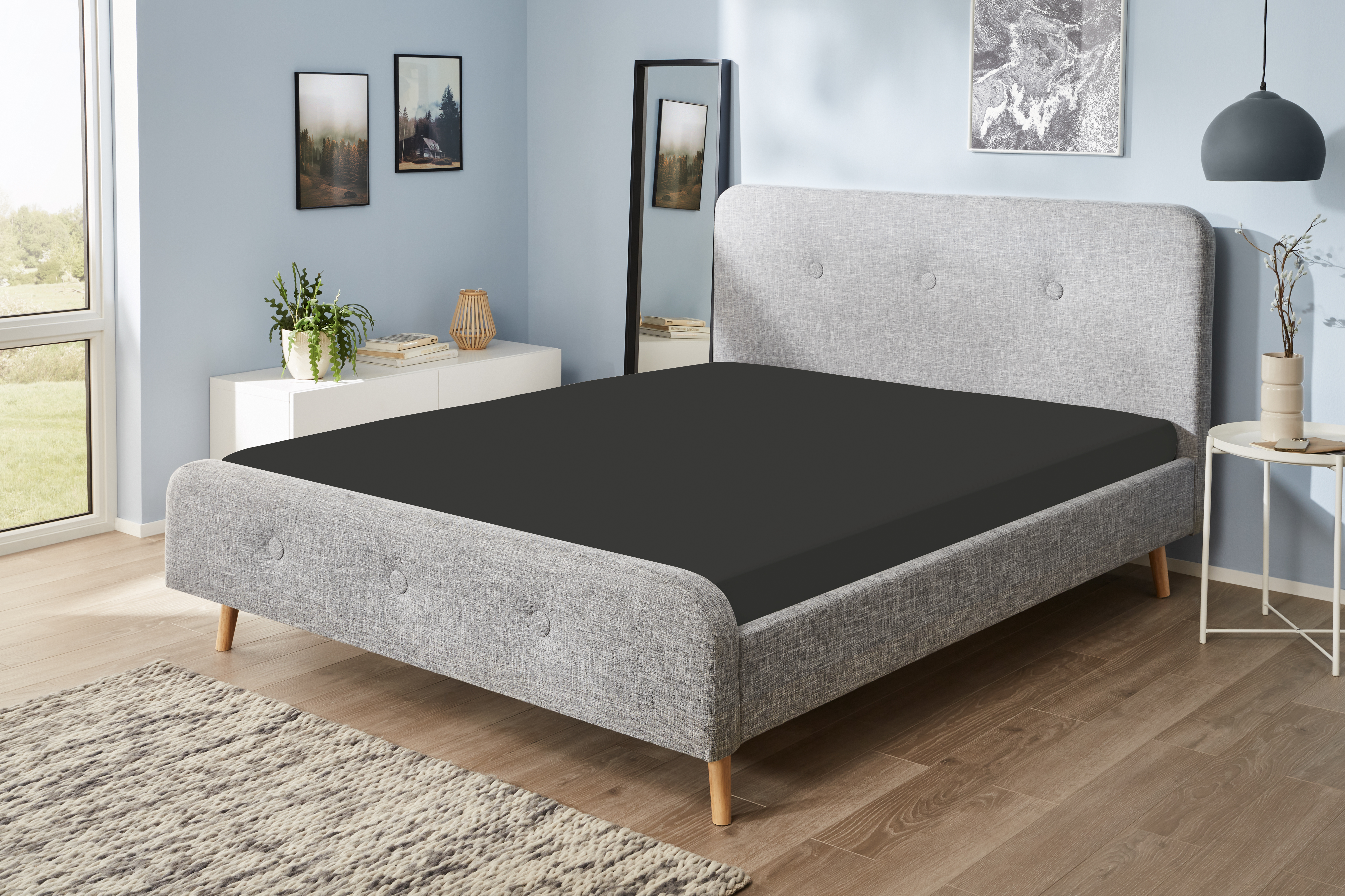 Jerey-Elasthan-Spannbetttuch in der Farbe Titanium auf einem Bett bezogen