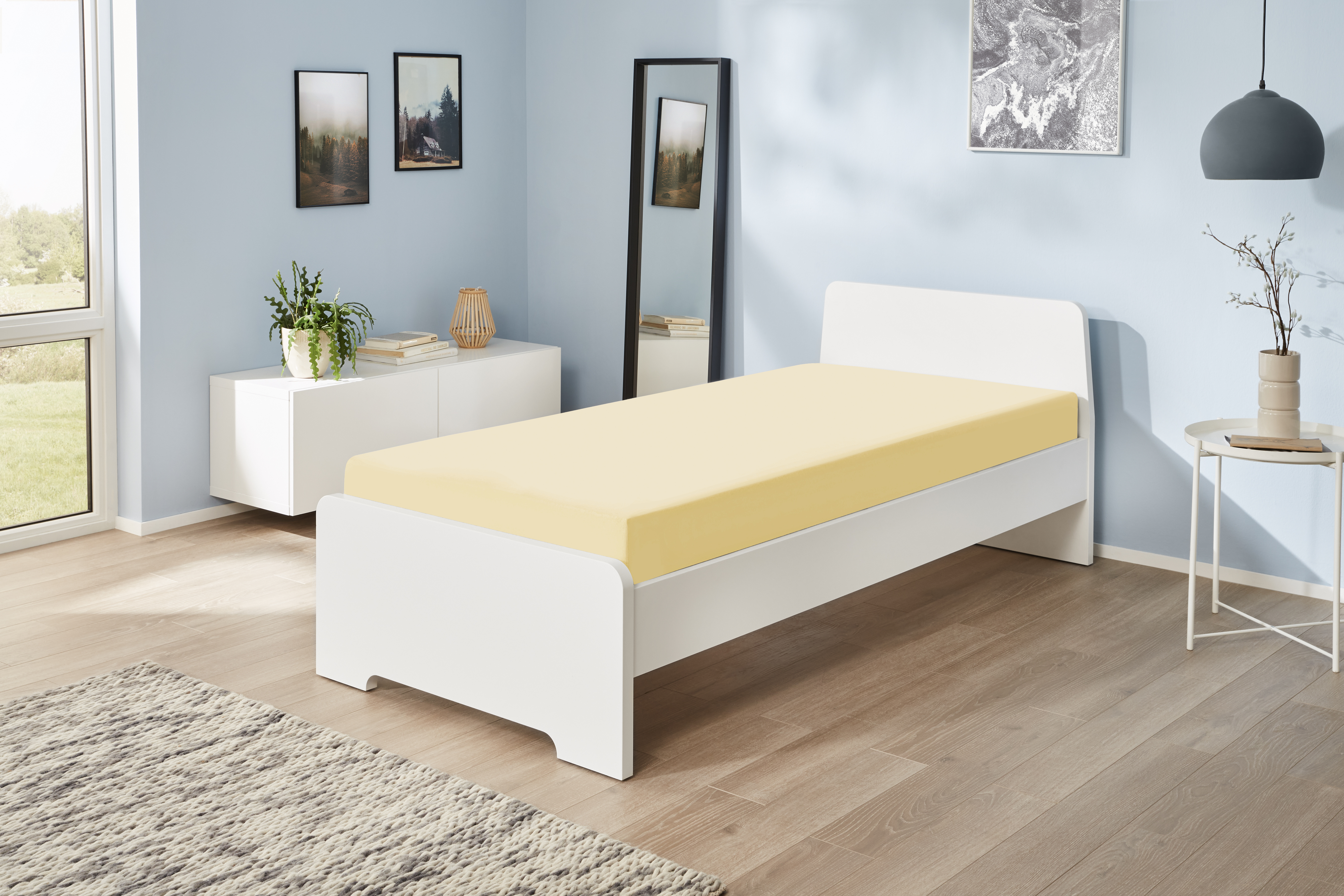 Jerey-Elasthan-Spannbetttuch in der Farbe Vanille auf einem Bett bezogen