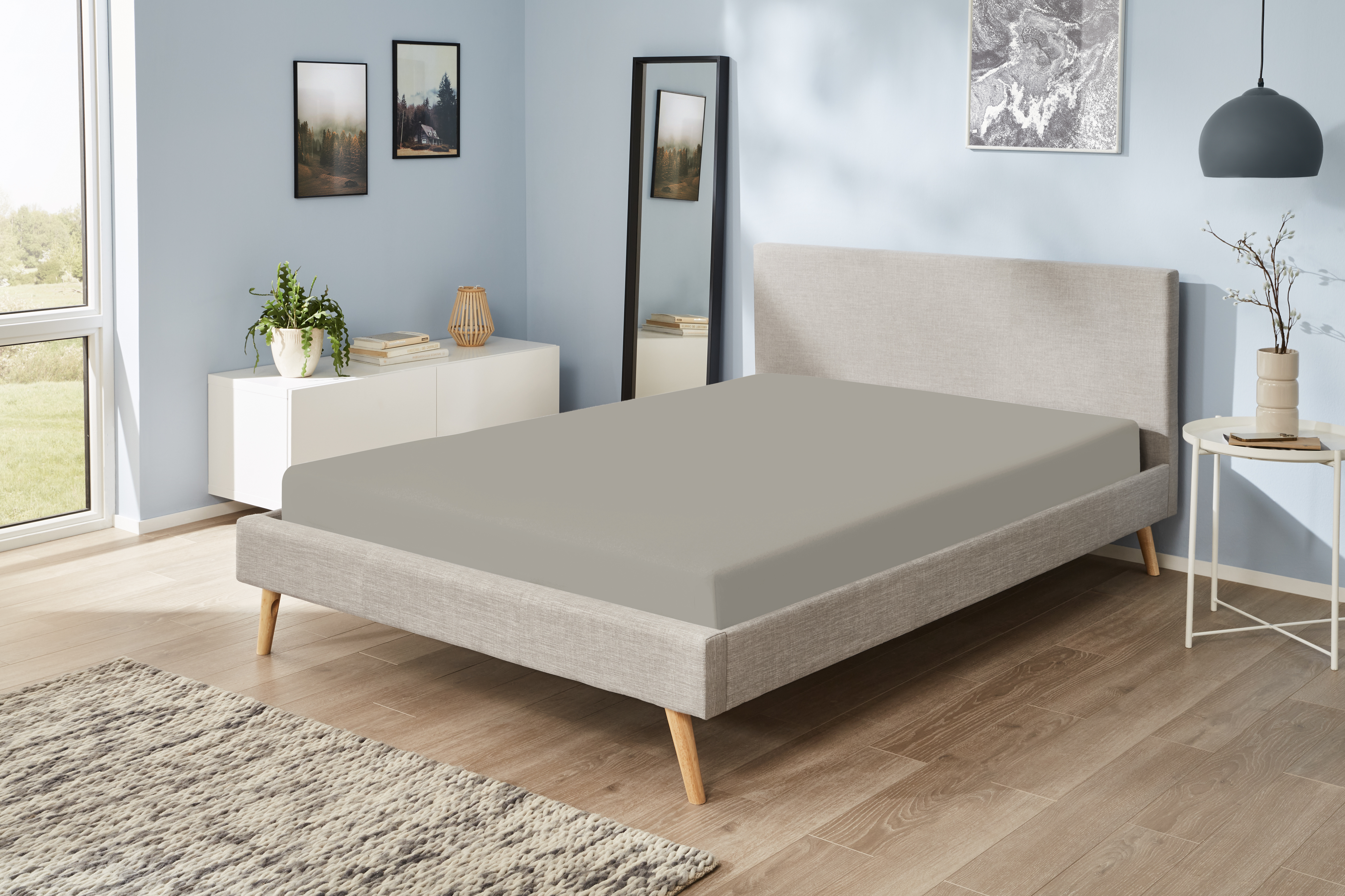 Jerey-Elasthan-Spannbetttuch in der Farbe Platin auf einem Bett bezogen