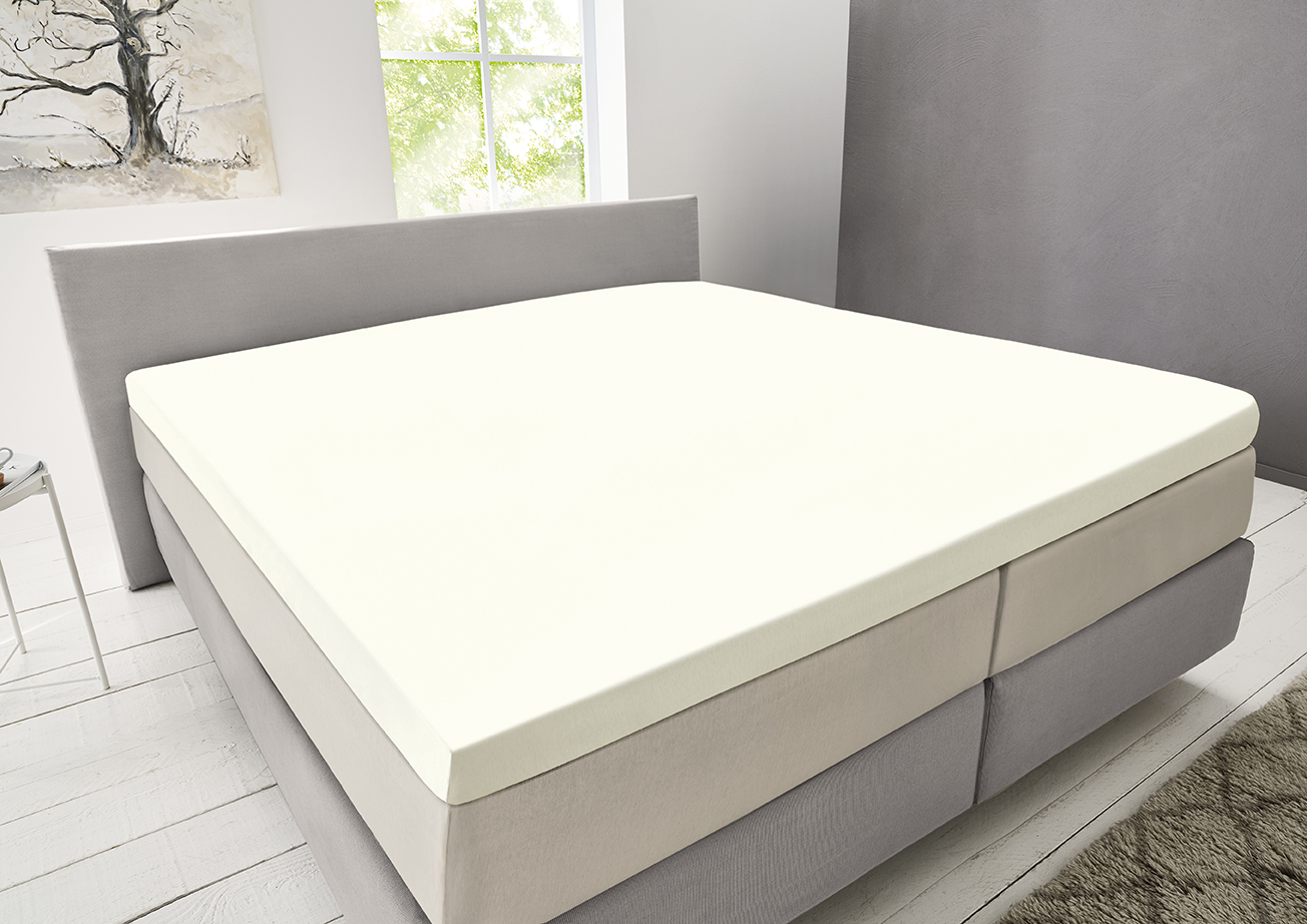 Topper Jersey Spannbetttuch in der Farbe Perlmutt bezogen auf ein Dopppelbett