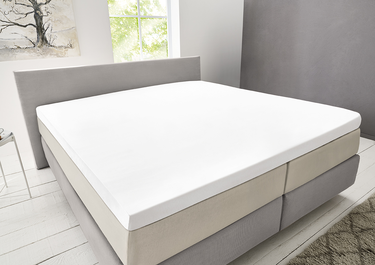 Topper Jersey Spannbetttuch in der Farbe weiß bezogen auf ein Doppelbett
