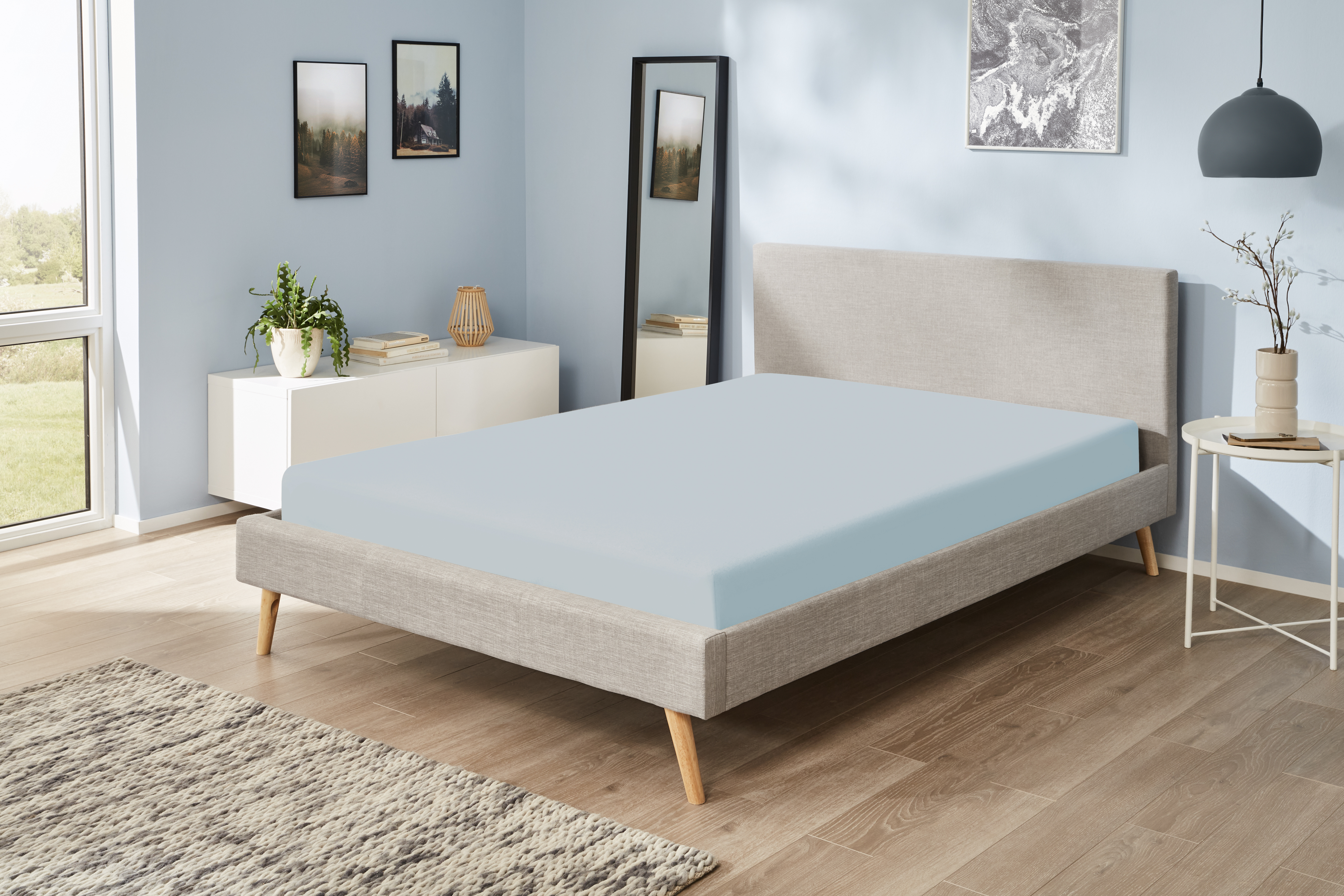 Jerey-Elasthan-Spannbetttuch in der Farbe Hellblau auf einem Bett bezogen