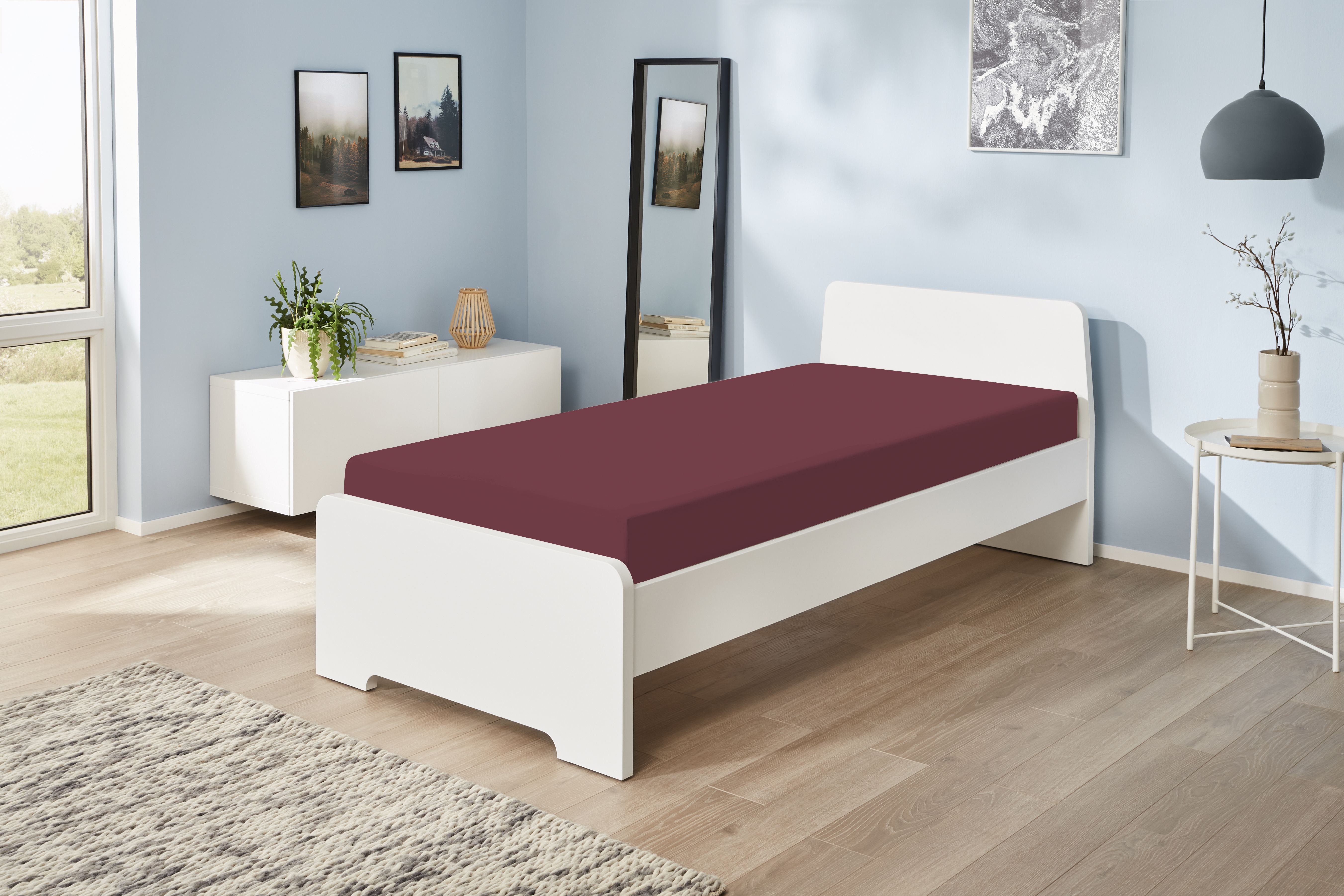 Bordeauxfarbenes Jersey-Elasthan-Spannbettlaken auf einem Doppelbett