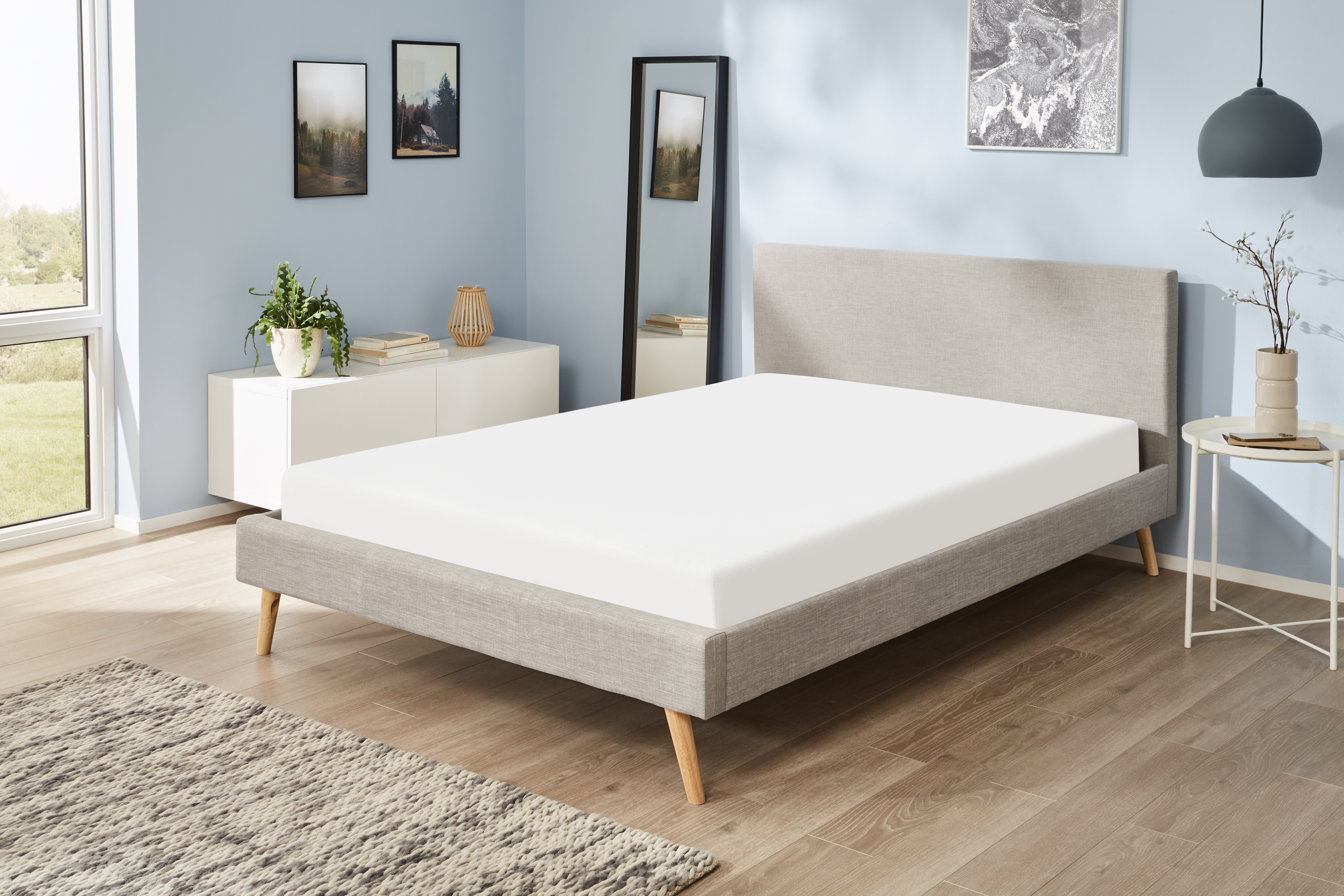 Jerey-Elasthan-Spannbetttuch in der Farbe Weiß auf einem Bett bezogen