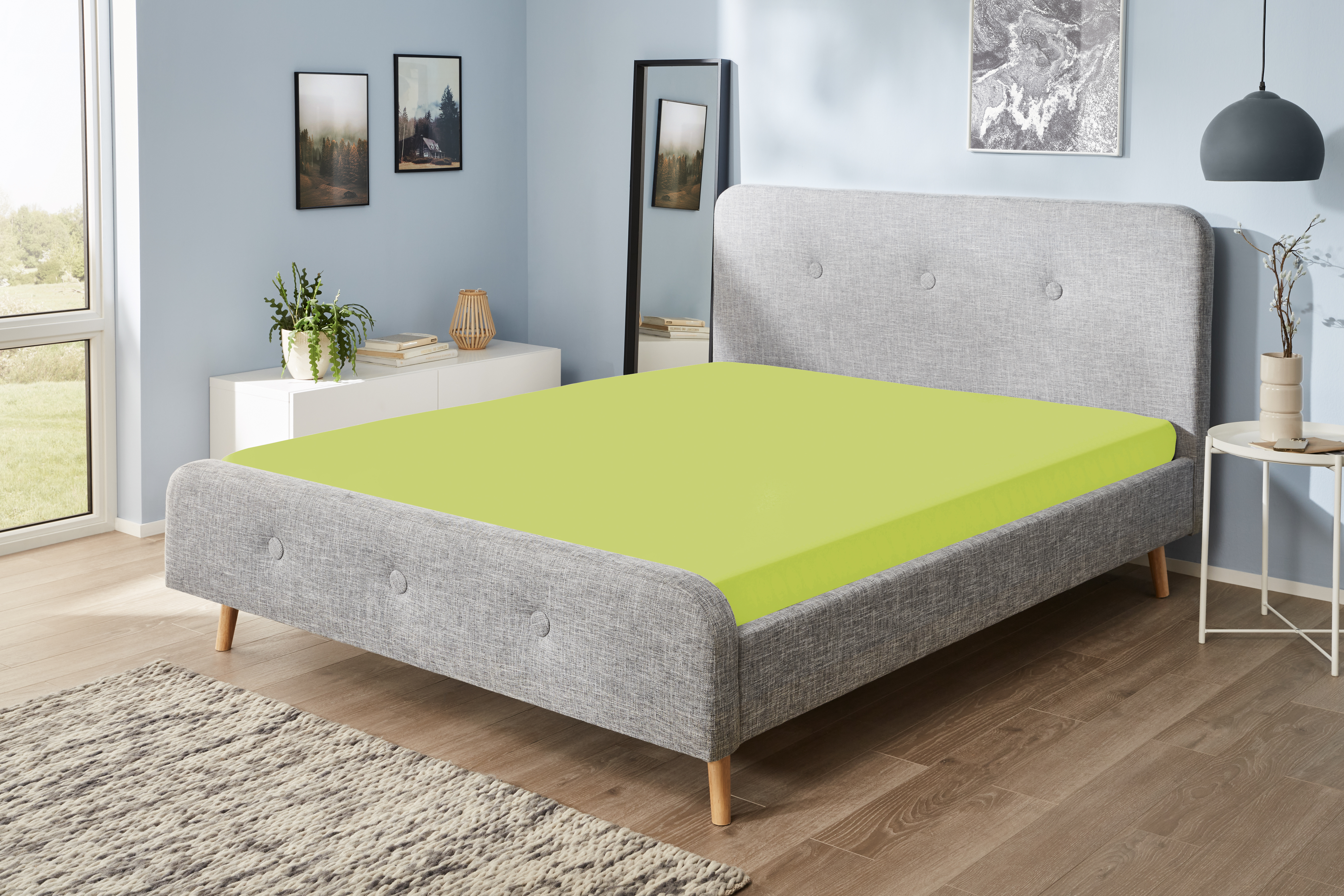 Jerey-Elasthan-Spannbetttuch in der Farbe Apfel auf einem Bett bezogen