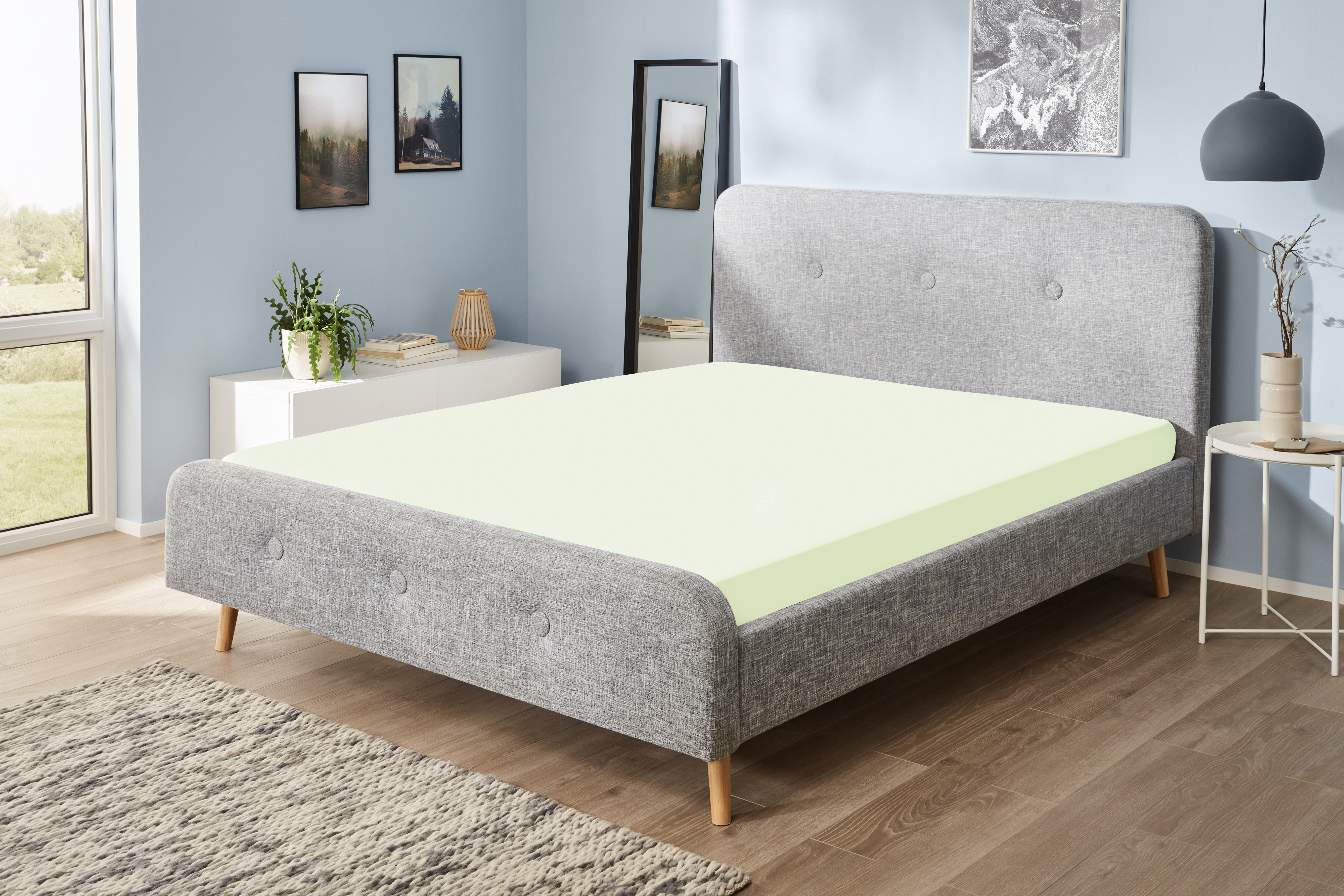 Jerey-Elasthan-Spannbetttuch in der Farbe Mint auf einem Bett bezogen