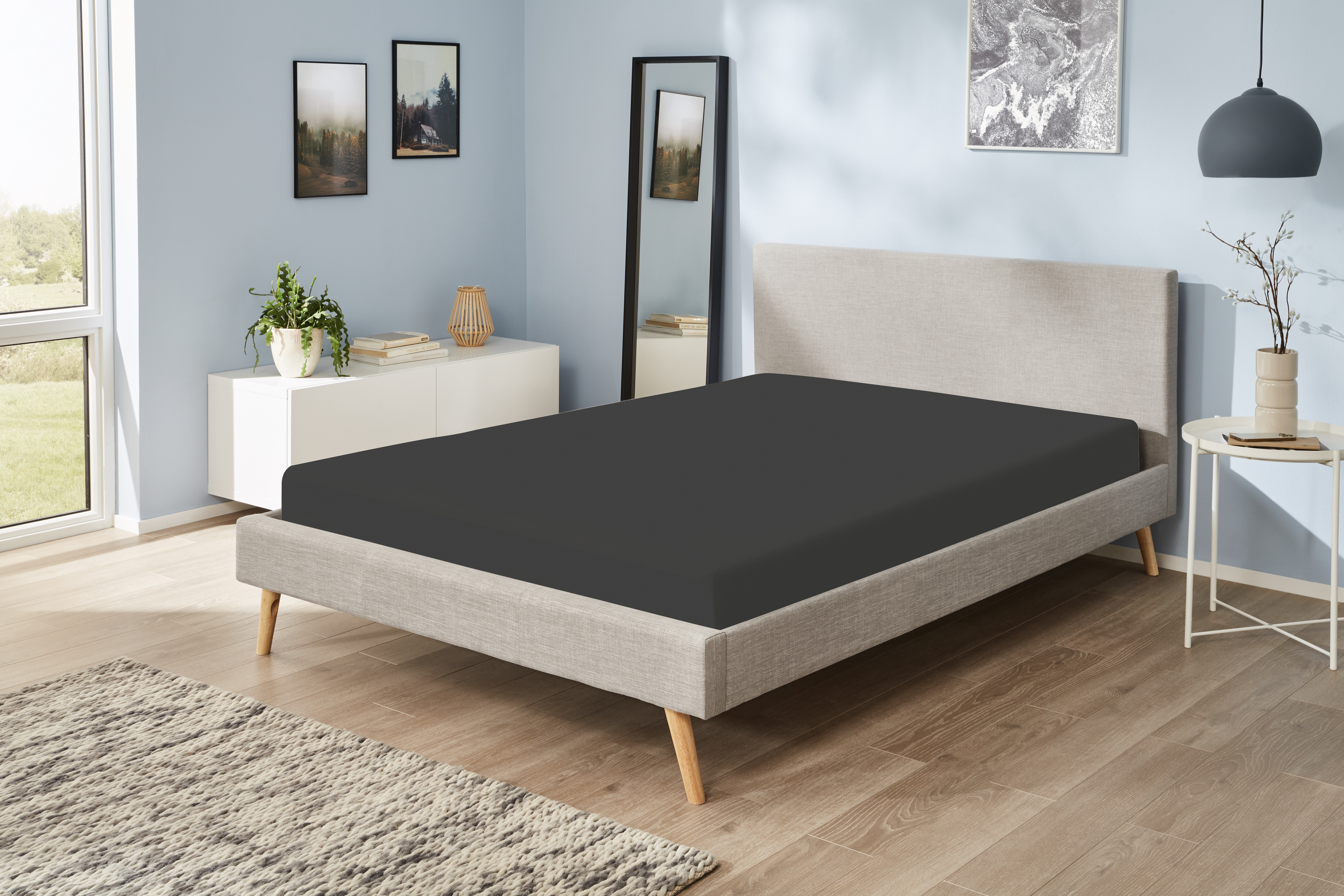 Jerey-Elasthan-Spannbetttuch in der Farbe Titanium auf einem Bett bezogen