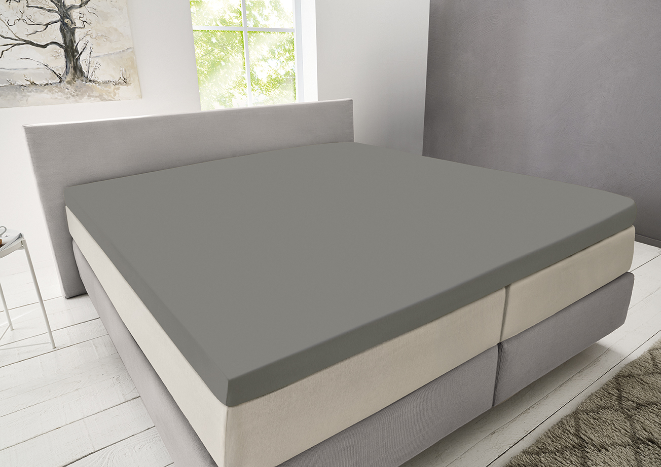 Topper Jersey Spannbettuch in der Farbe Chrome bezogen auf ein Doppelbett