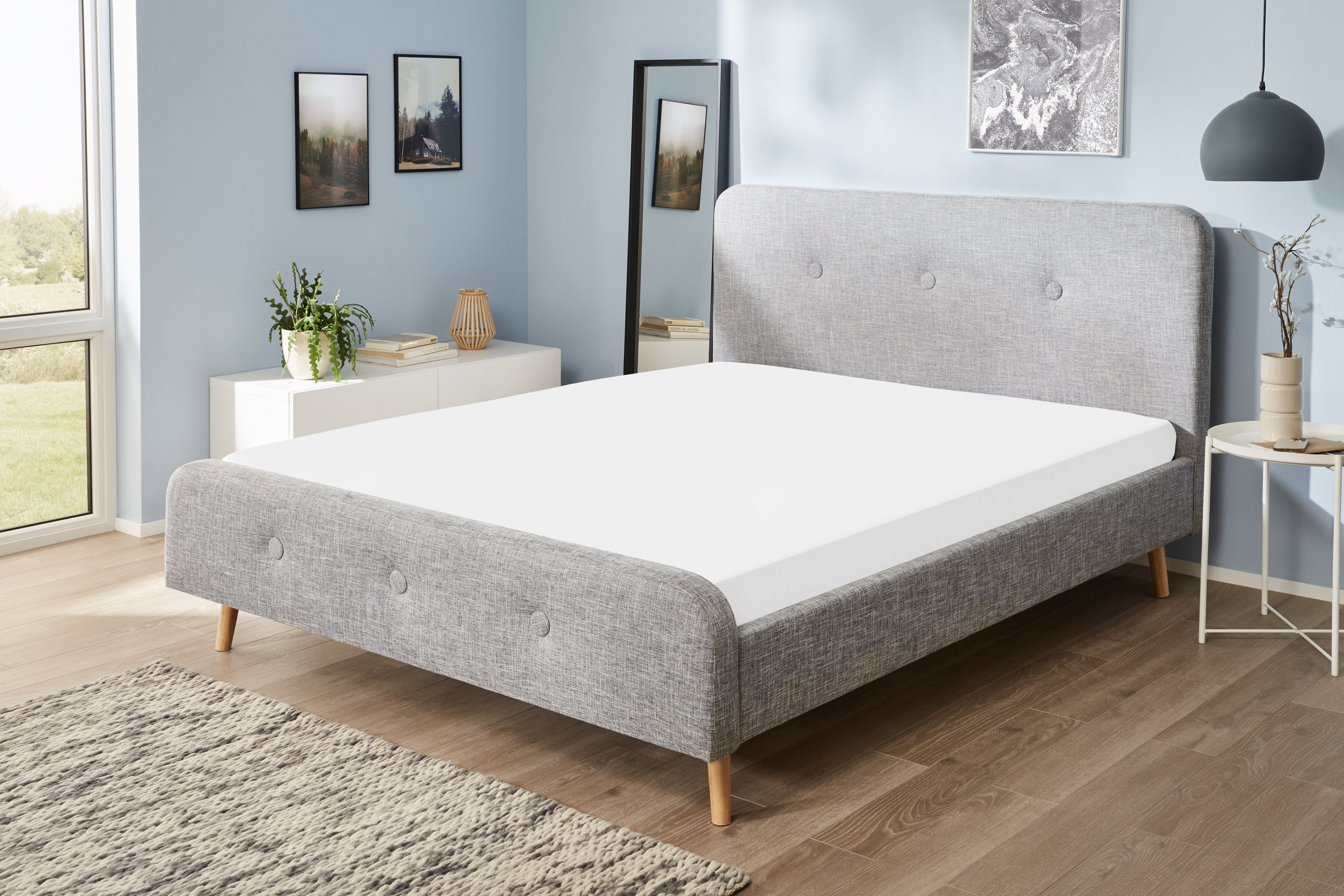 Jerey-Elasthan-Spannbetttuch in der Farbe Weiß auf einem Bett bezogen