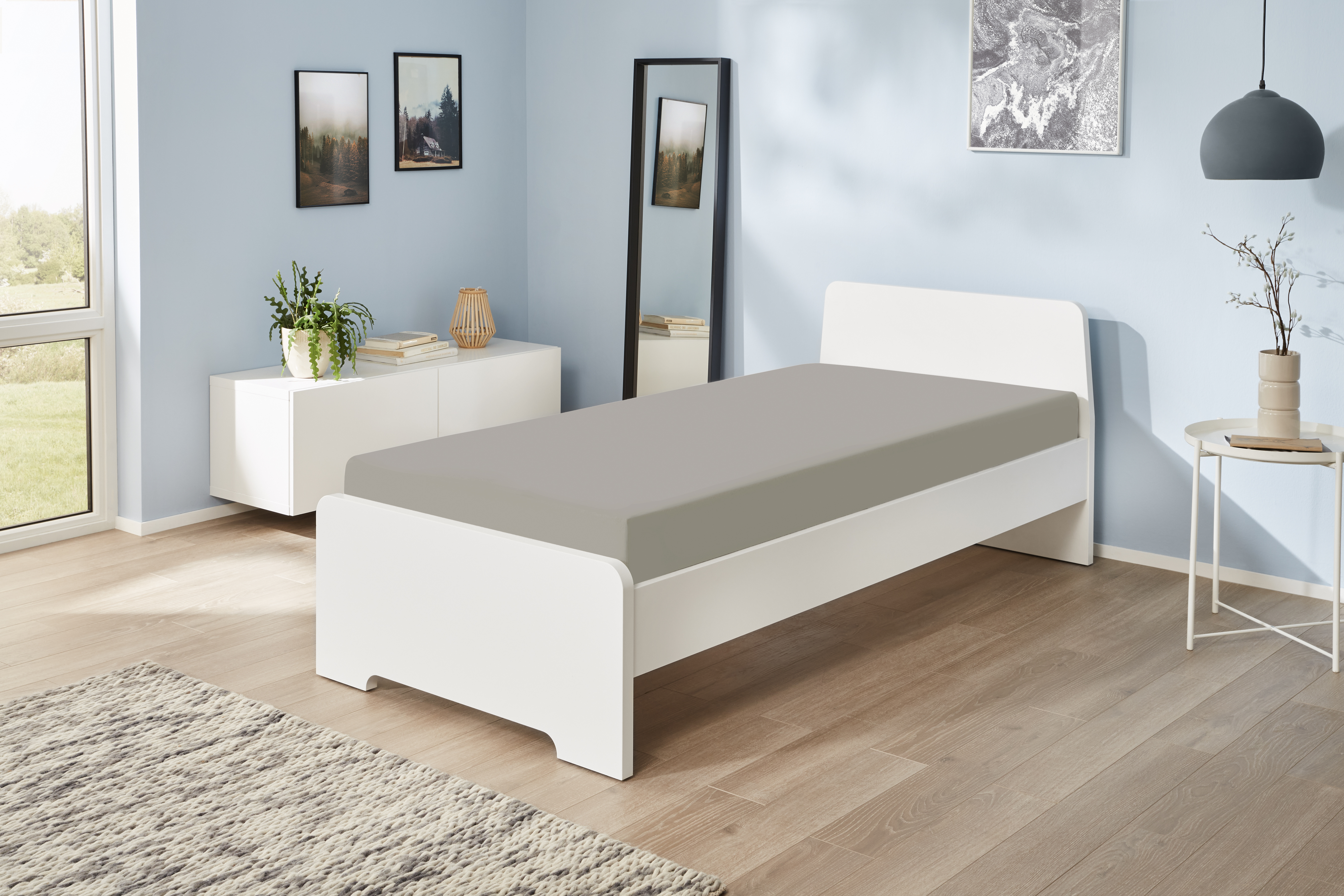 Jerey-Elasthan-Spannbetttuch in der Farbe Platin auf einem Bett bezogen