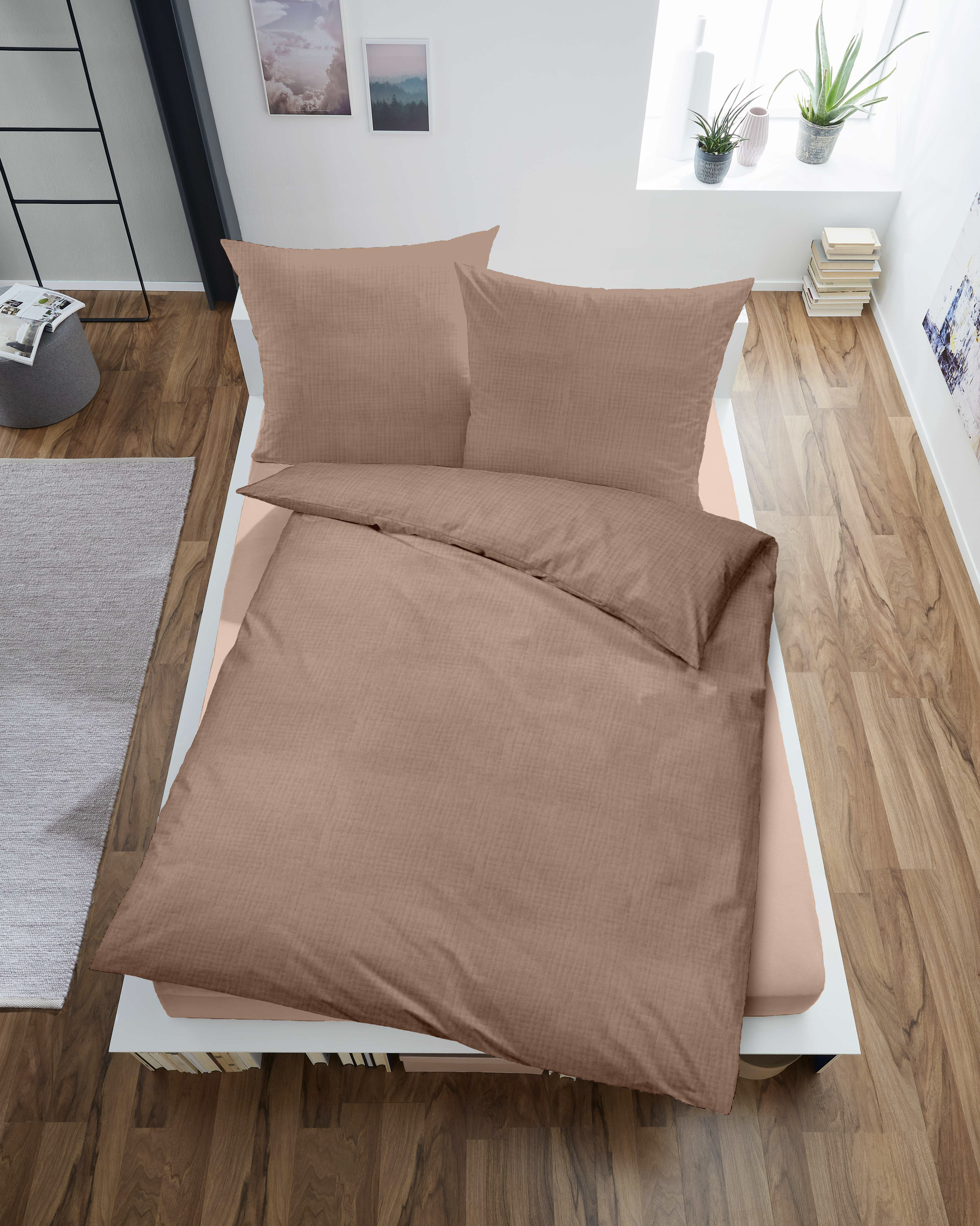 Doppelbett bezogen in der pflegeleichten und bügelfreien Musselin Bettwäsche in der Farbe Taupe