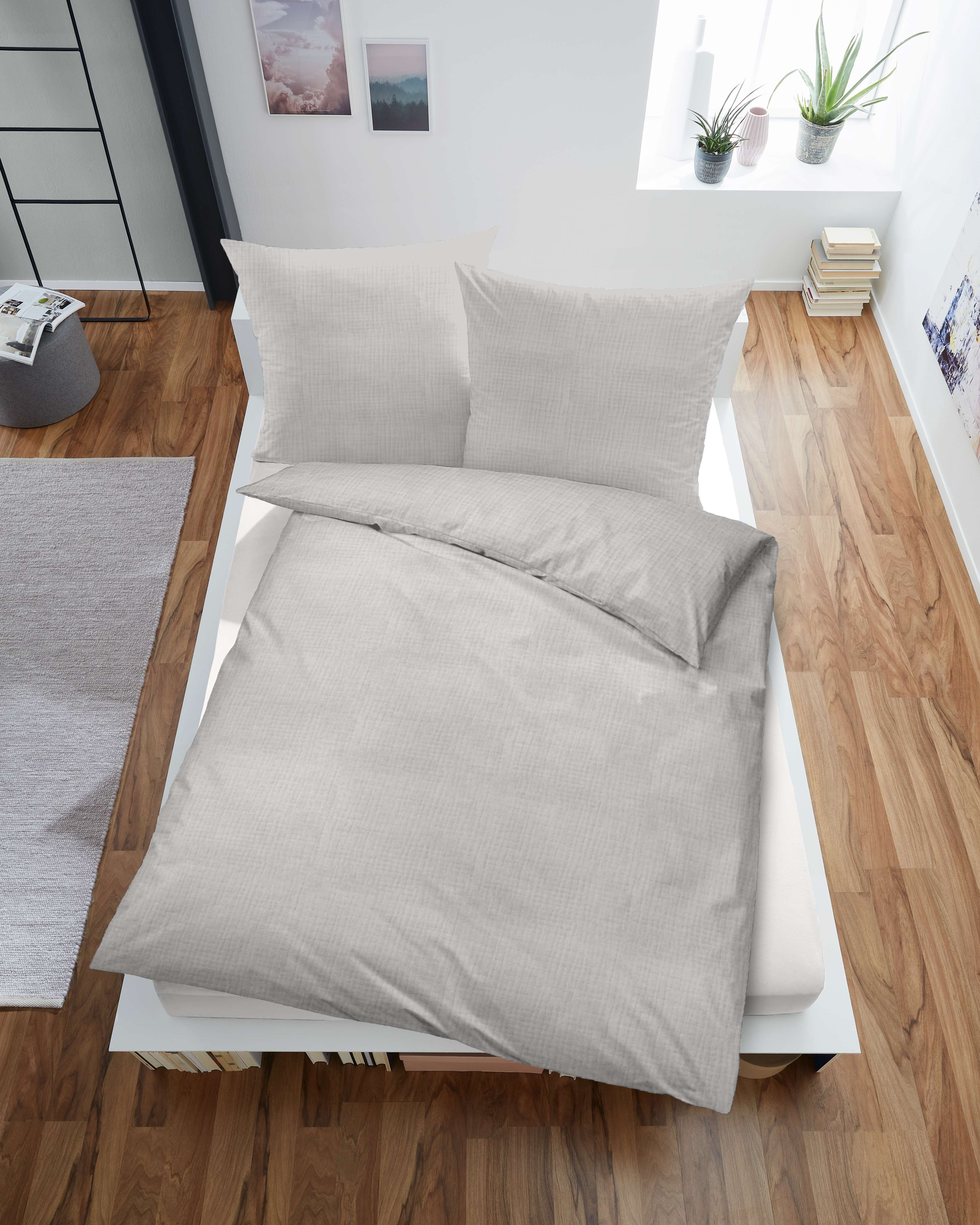 Bügelfreie und Pflegeleichte Musselin Bettwäsche in der Farbe Silber bezogen auf ein Doppelbett.