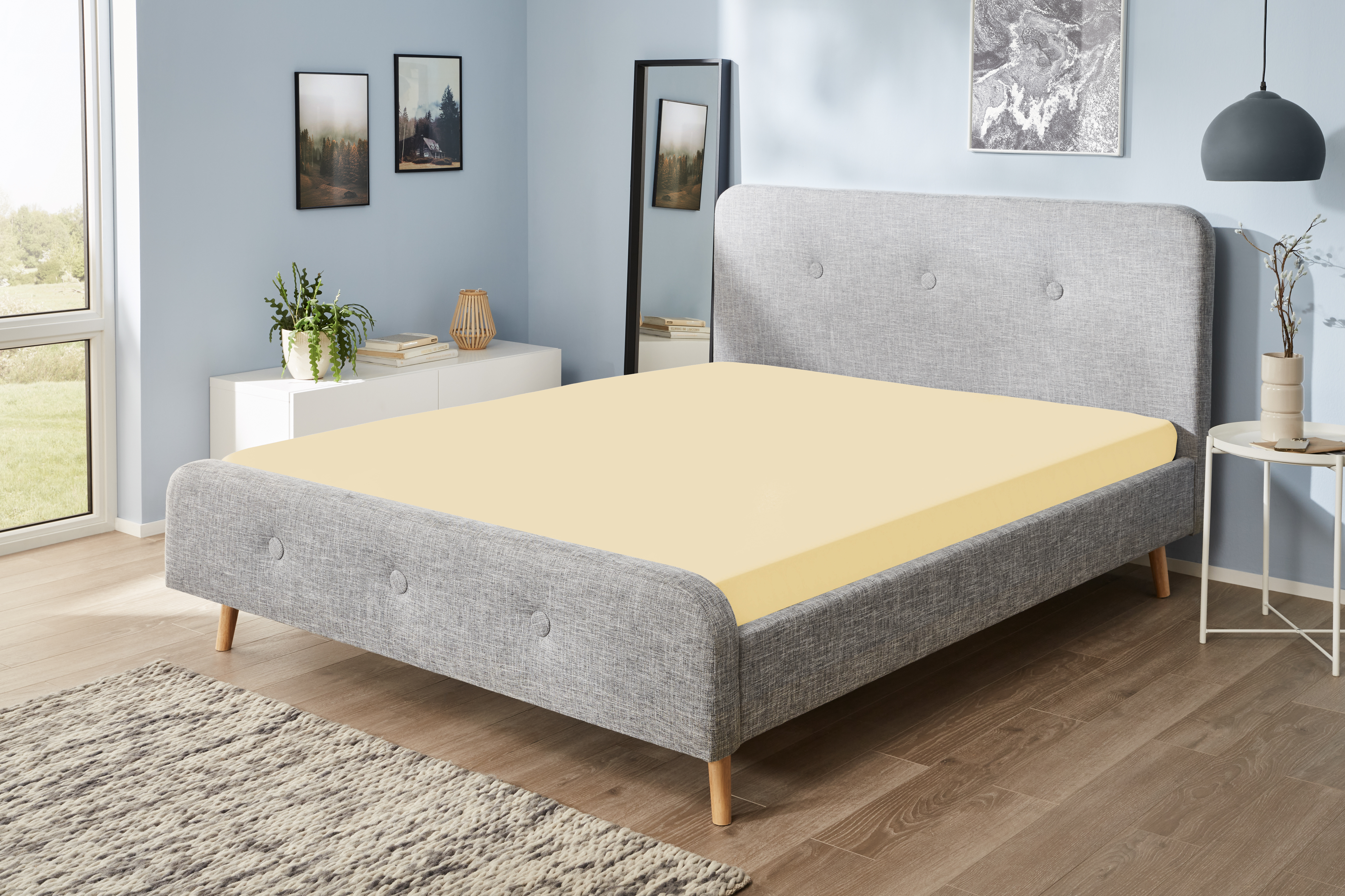 Jerey-Elasthan-Spannbetttuch in der Farbe Vanille auf einem Bett bezogen