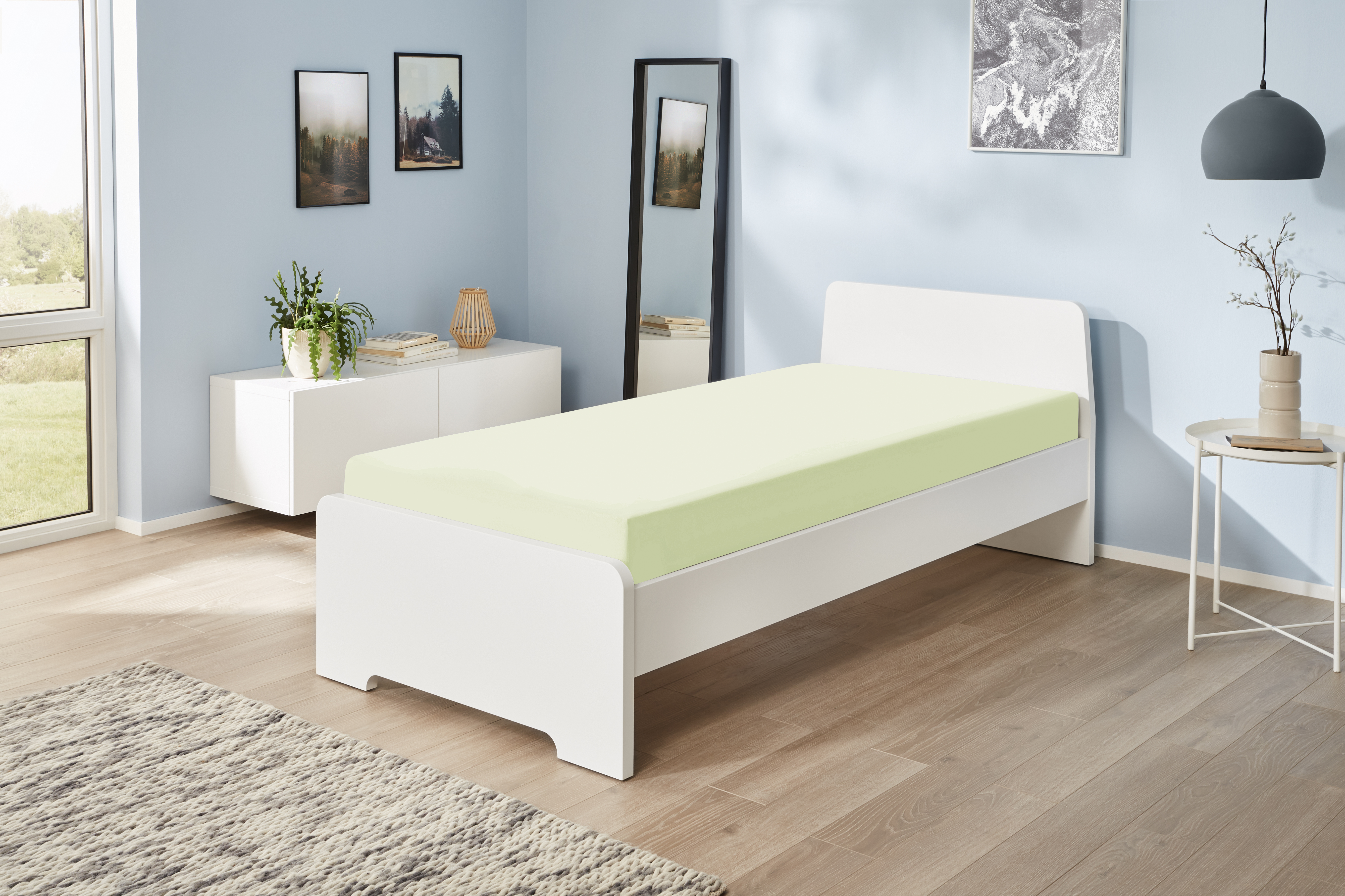 Jerey-Elasthan-Spannbetttuch in der Farbe Mint auf einem Bett bezogen